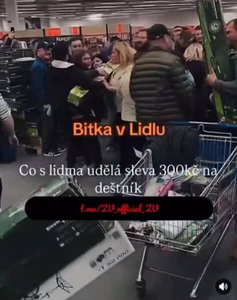 VIDEO: Tahanice o slunečník v Lidlu.