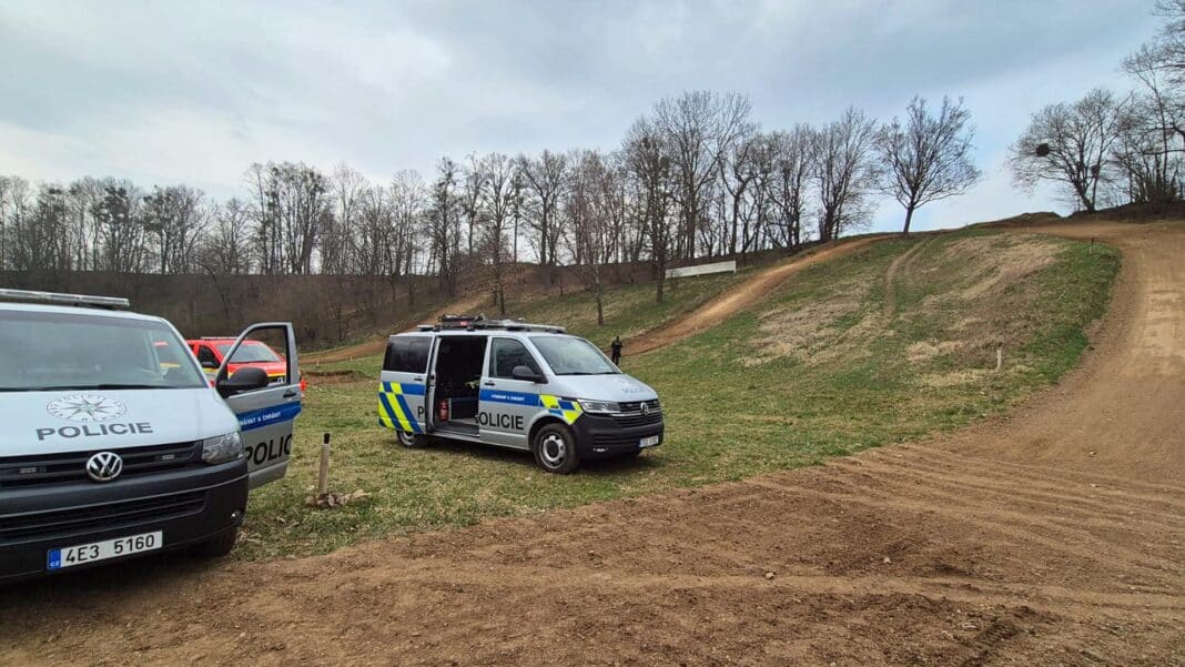 Nehodu na motokrosu v Benátkách u Litomyšle vyšetřuje policie. Foto: PČR