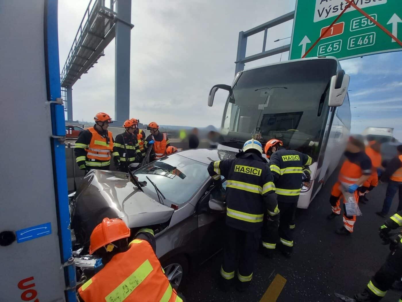 Autobus přimáčkl osobní auto na kamion.