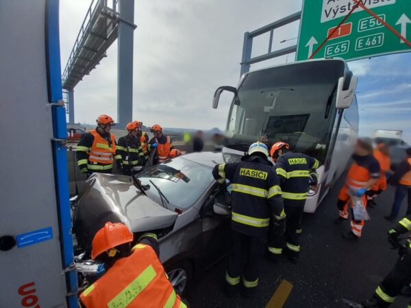 Autobus přimáčkl osobní auto na kamion.