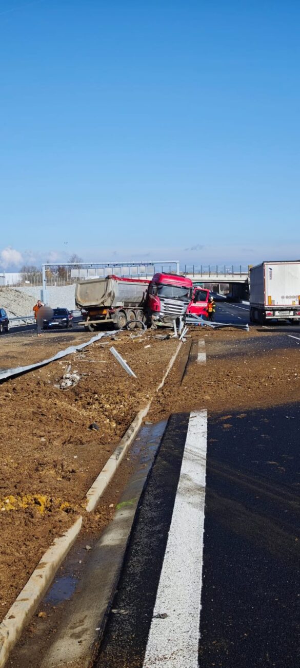 Nehoda kamionu na dálnici D3. Foto: HZS