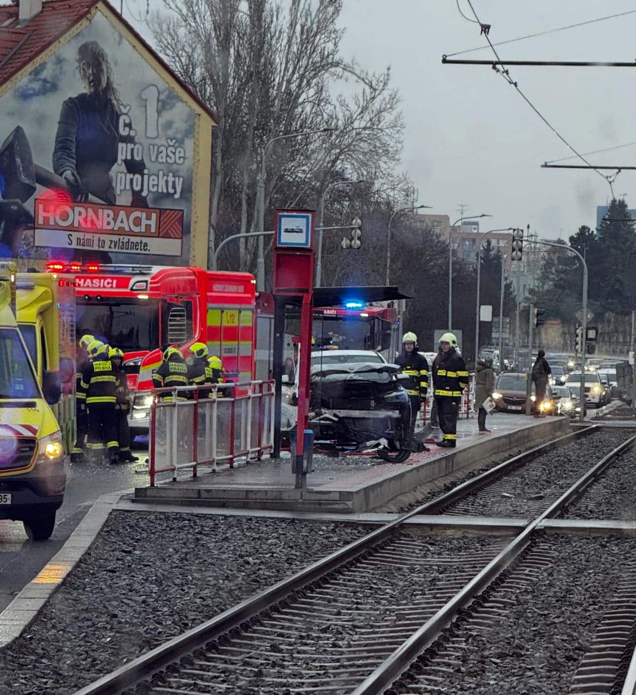 Nehoda na zastávce Hostivařská.