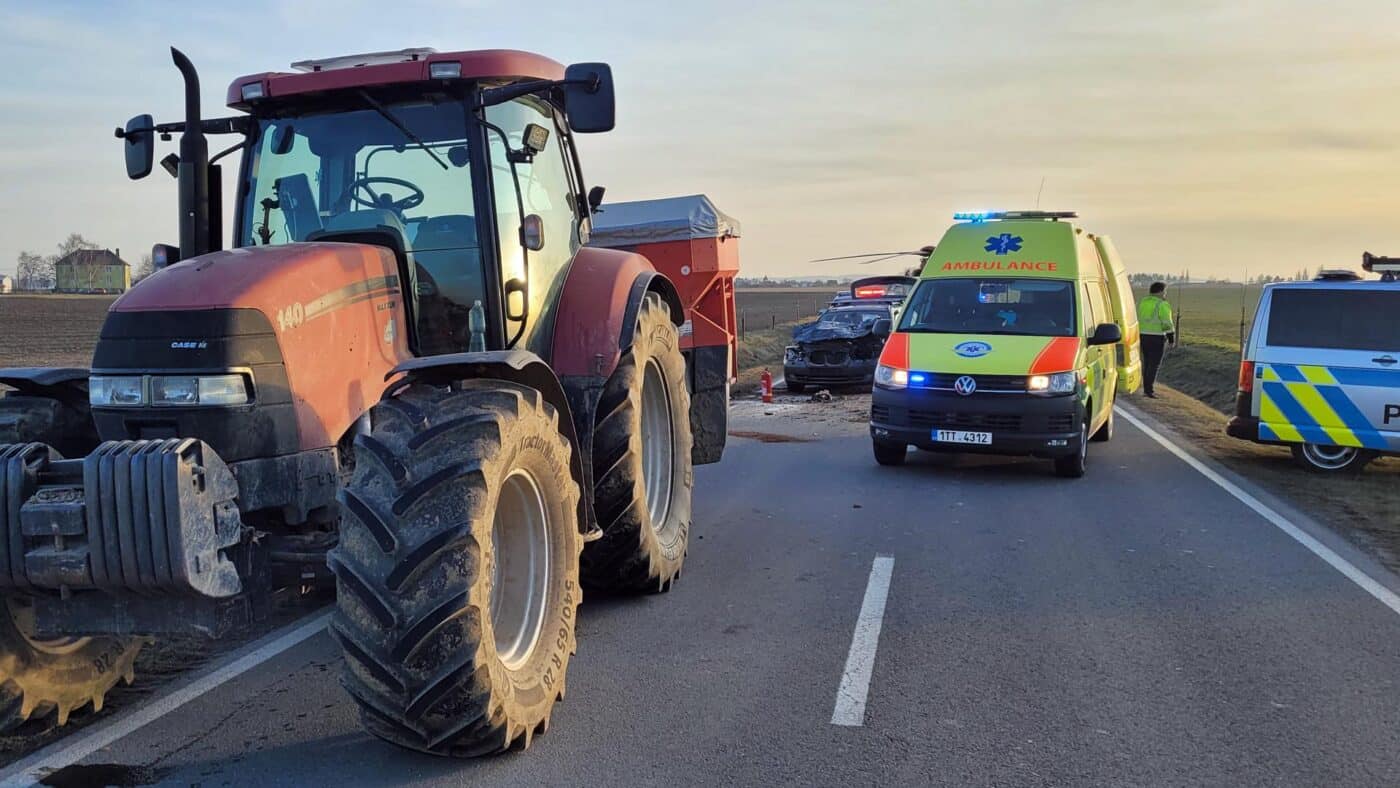 Nehoda auta a traktoru u Kobeřic na Opavsku. Foto: HZS