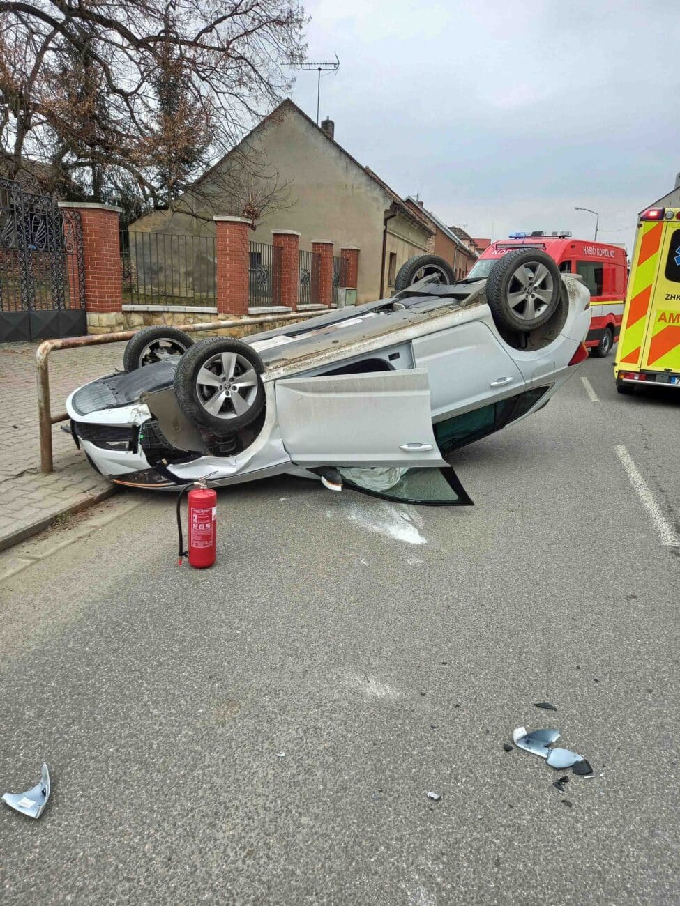 Auto po nehodě v Kopidlně zůstalo ležet na střeše.