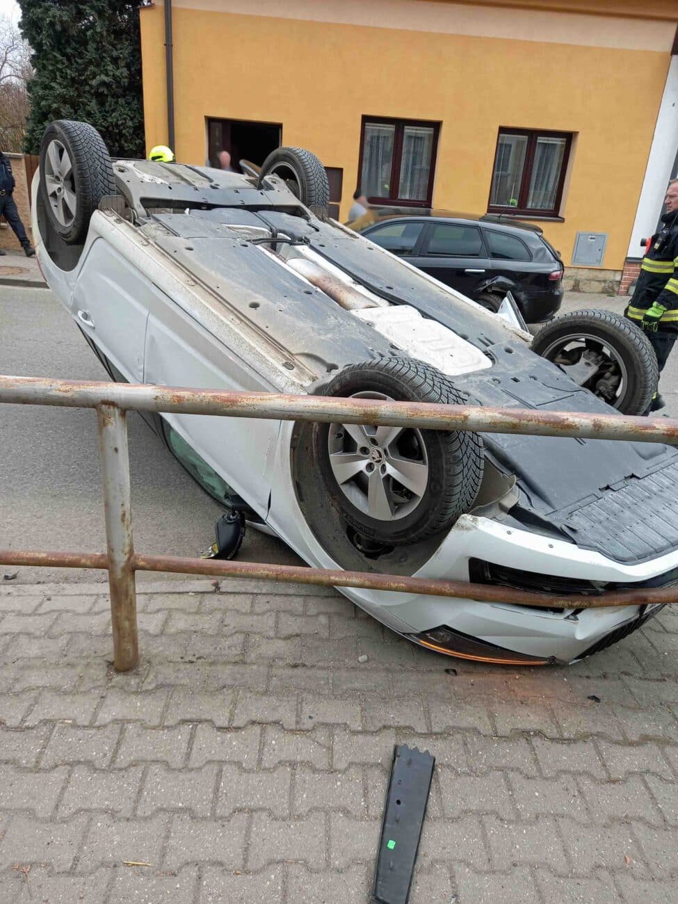 Auto se převrátilo na střechu. Foto: HZS