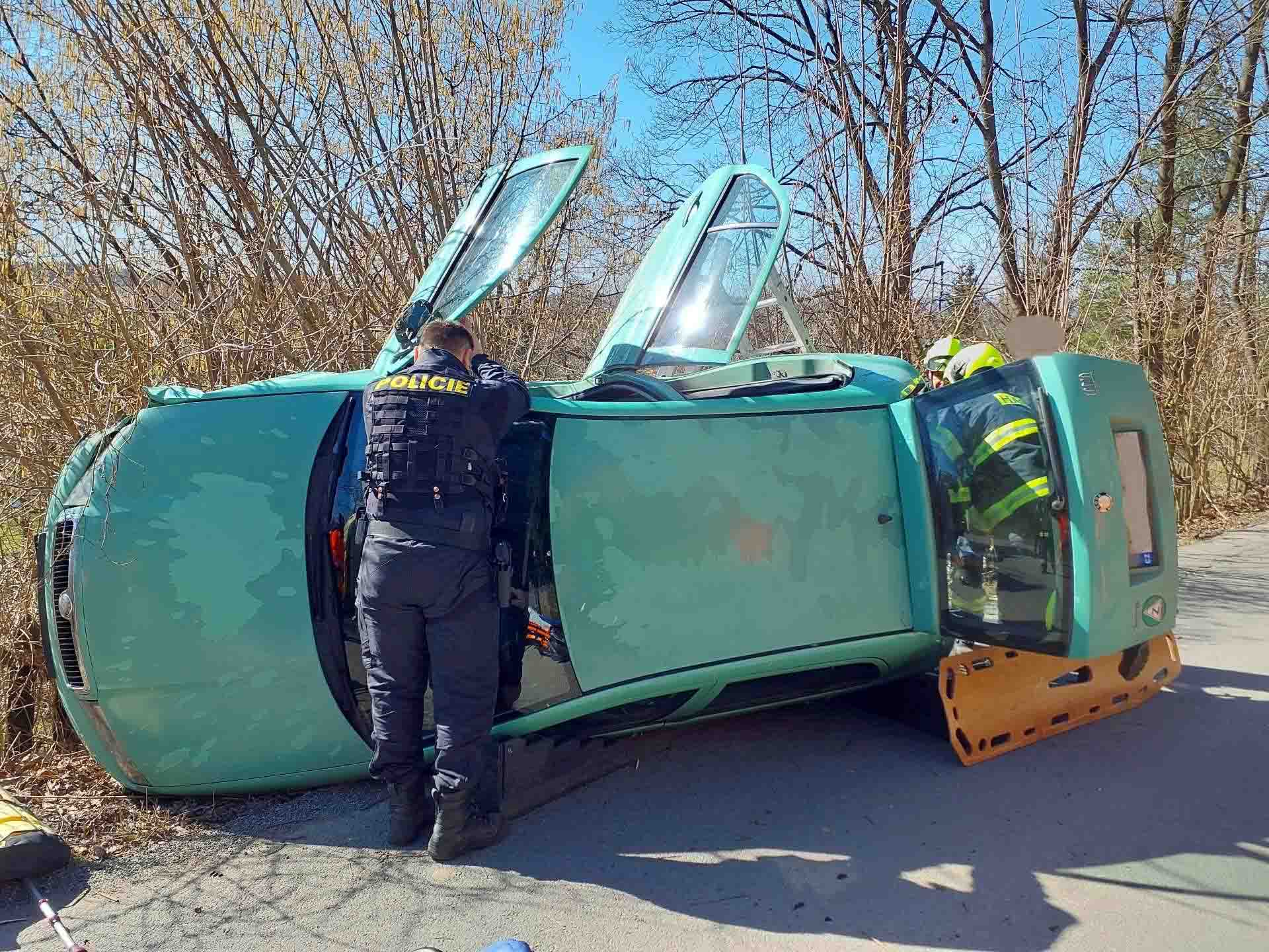 Nehoda v Pomezí, Fabia zůstala na boku. Foto: HZS