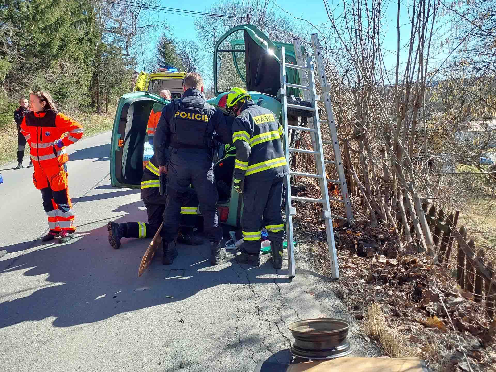 Nehoda v Pomezí, Fabia zůstala na boku. Foto: HZS