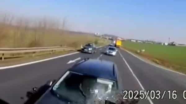 Kamera zachytila nehodu náklaďáku a dvou aut u Slaného.
