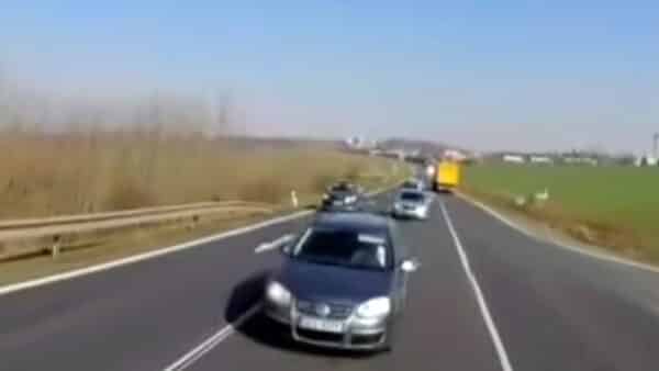 Kamera zachytila nehodu náklaďáku a dvou aut u Slaného.