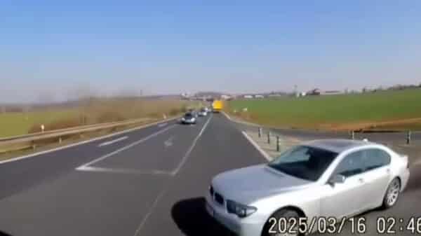 Kamera zachytila nehodu náklaďáku a dvou aut u Slaného.