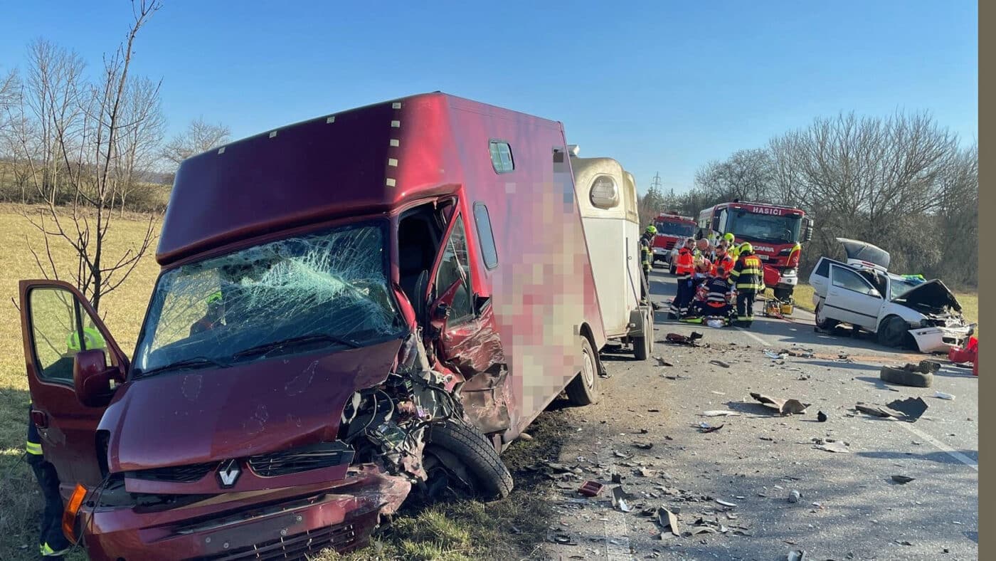 U Benátecké Vrutice se srazila dodávka s Octavií. Foto: HZS