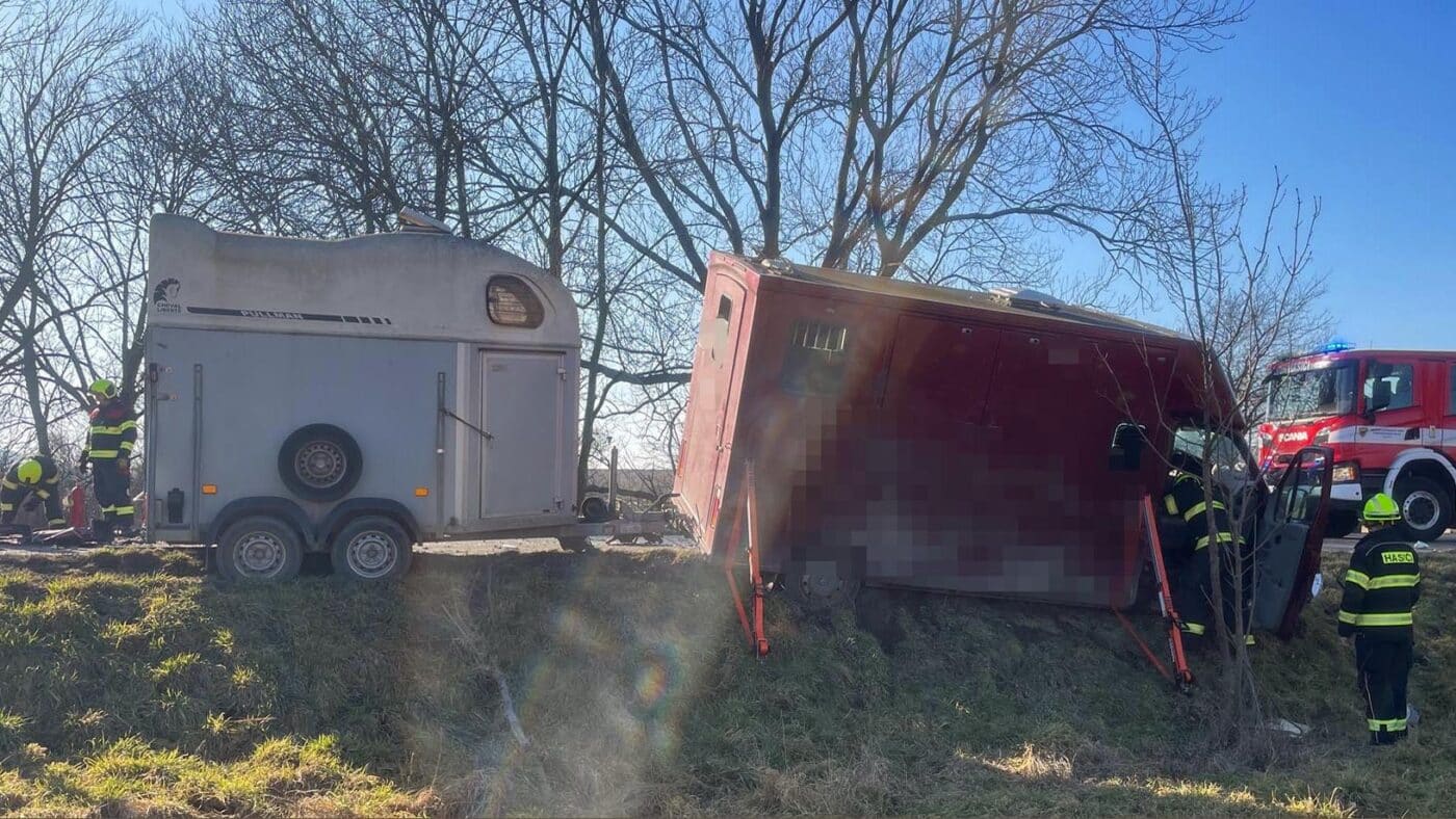 U Benátecké Vrutice se srazila dodávka s Octavií. Foto: HZS