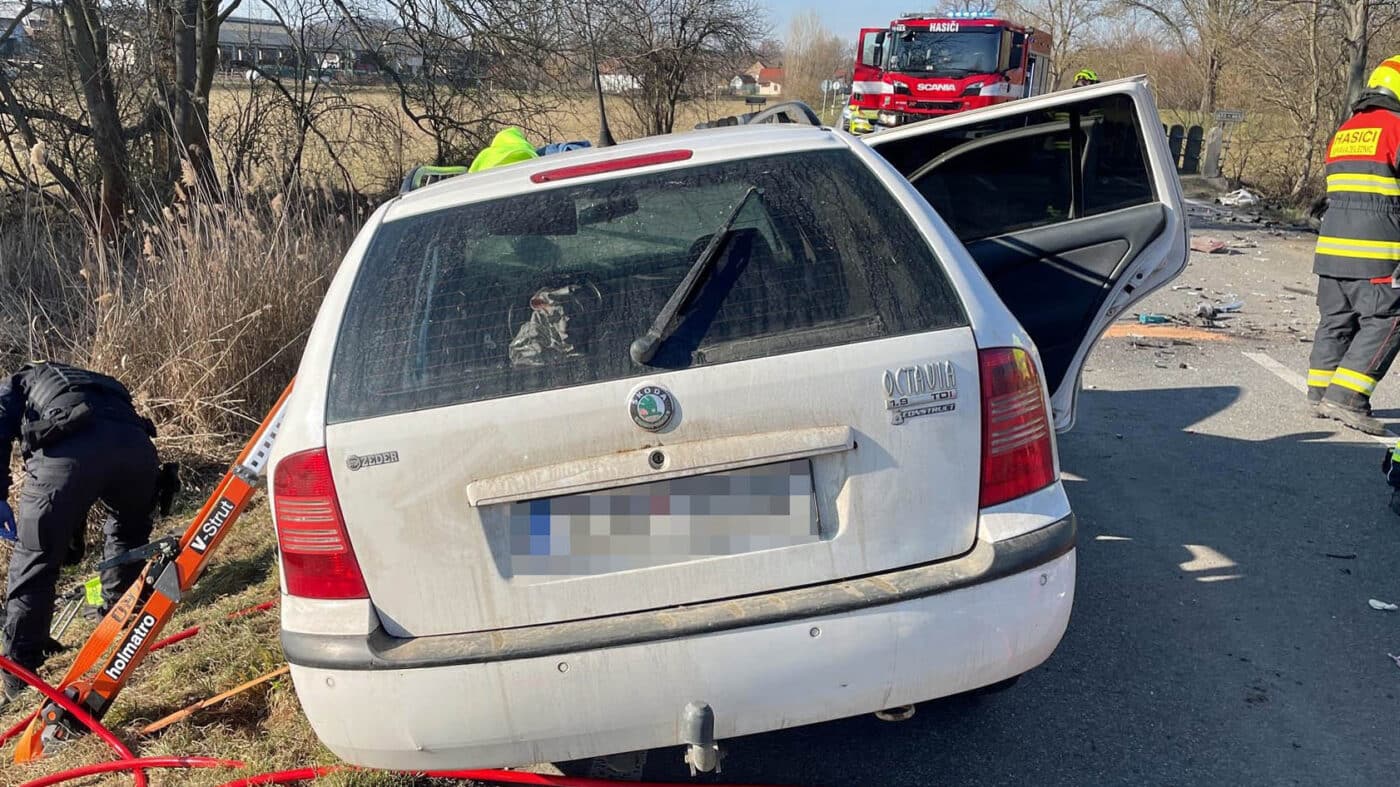 U Benátecké Vrutice se srazila dodávka s Octavií. Foto: HZS