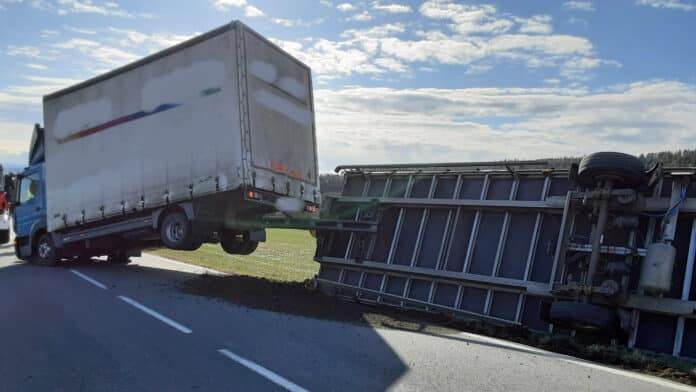 U Litovle-Nové Vsi se kvůli poryvu větru převrátil přívěs.