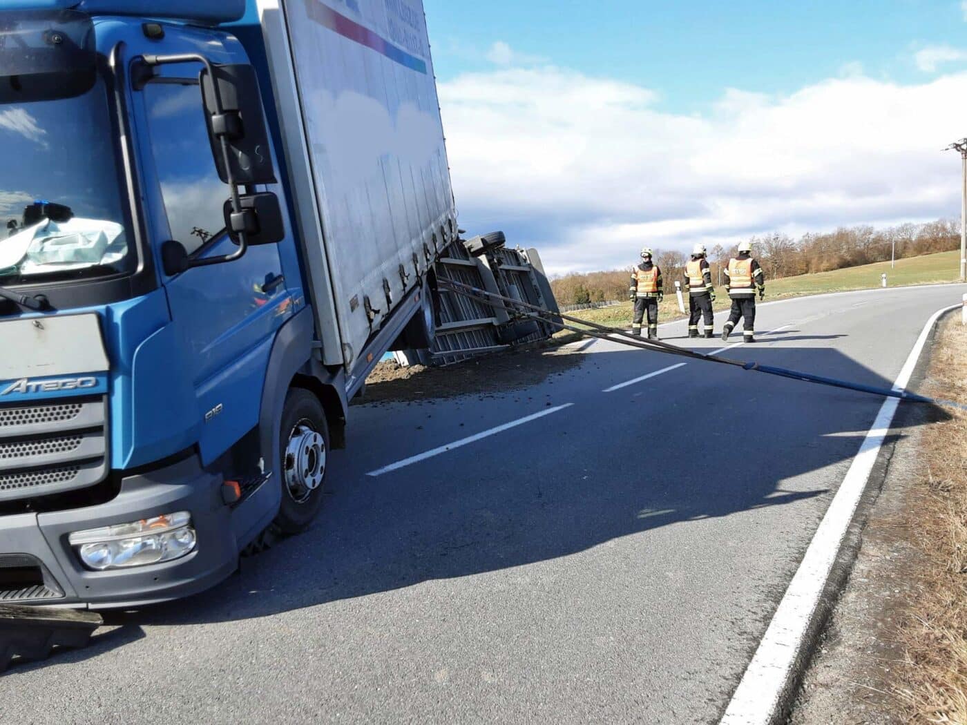 U Litovle-Nové Vsi se kvůli poryvu větru převrátil přívěs.