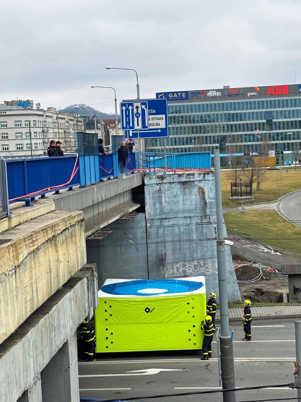 Hasiči matraci nafoukli pod mostem a rychle přistavili.