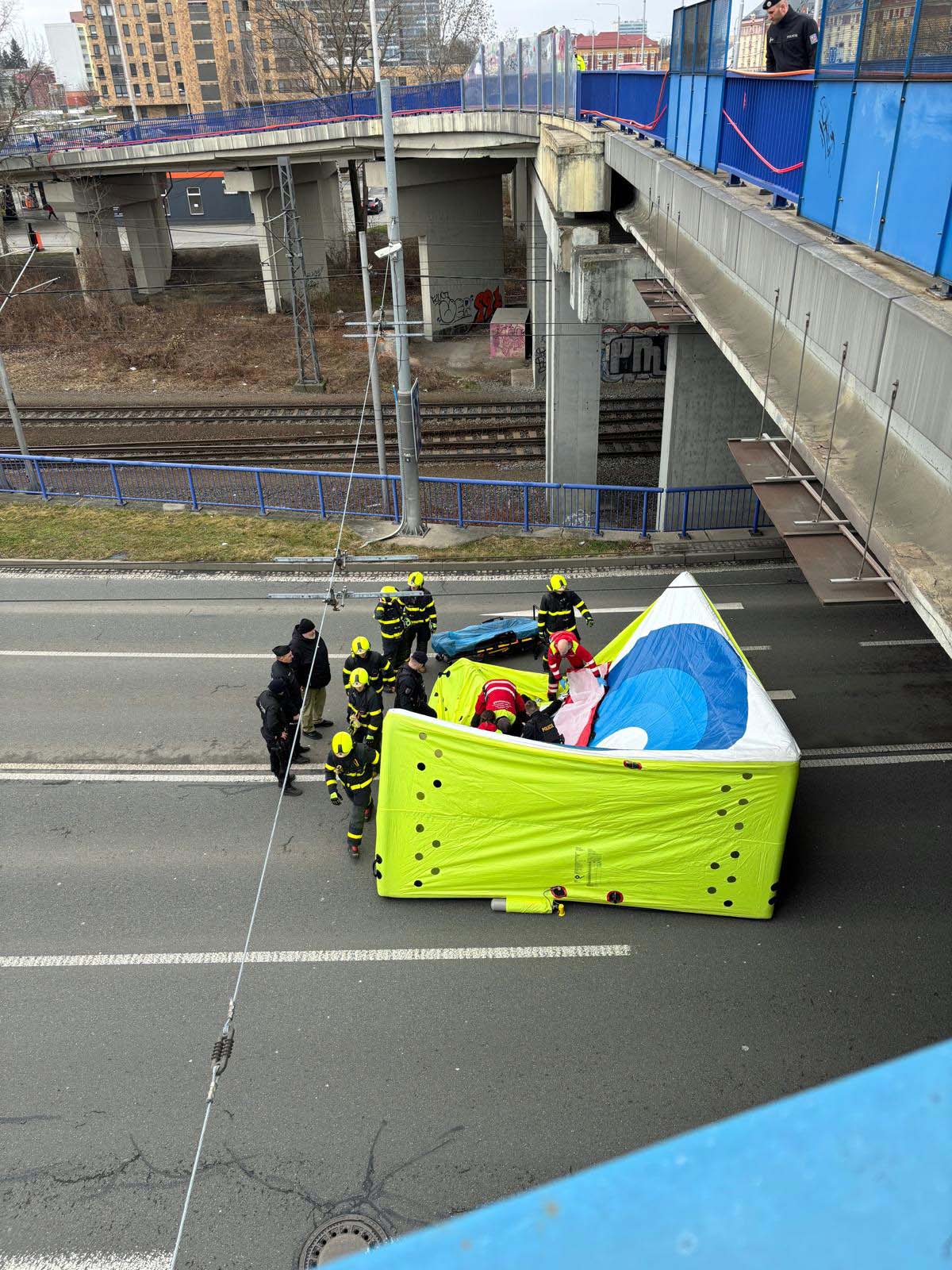 Sebevrah v Ostravě skočil z mostu přímo do matrace.