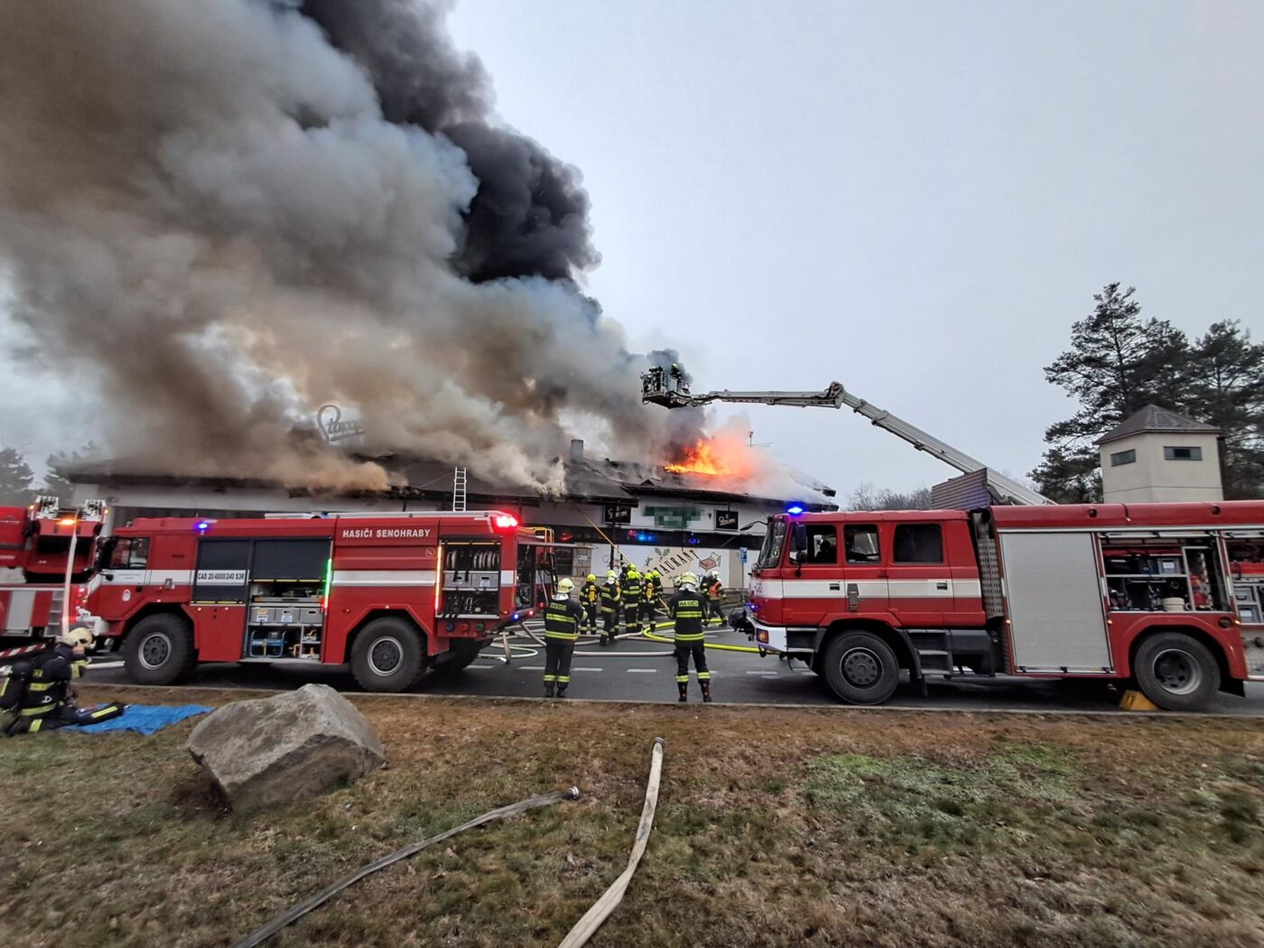 Požár motorestu na dálnici D1. Foto: HZS