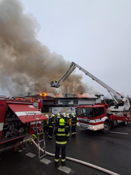 Hasiči při hašení používají výškovou techniku. Foto: HZS