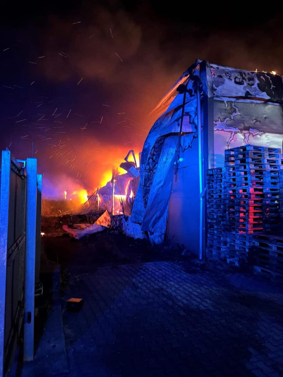 Požár haly v Předměřicích nad Jizerou. Foto: HZS