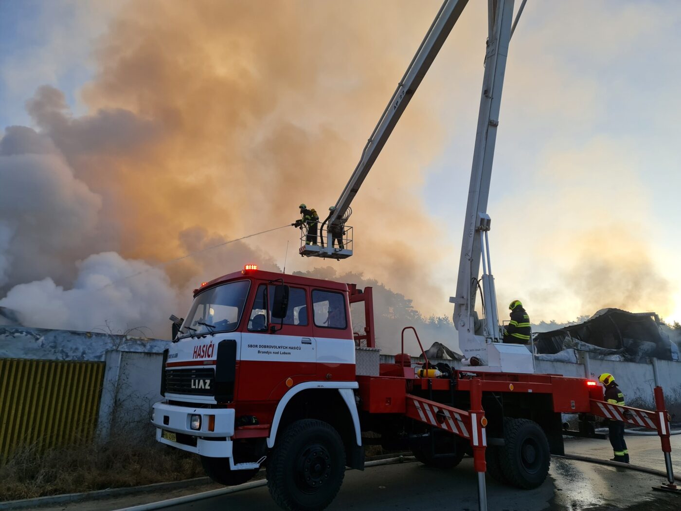 Požár haly v Předměřicích nad Jizerou. Foto: HZS