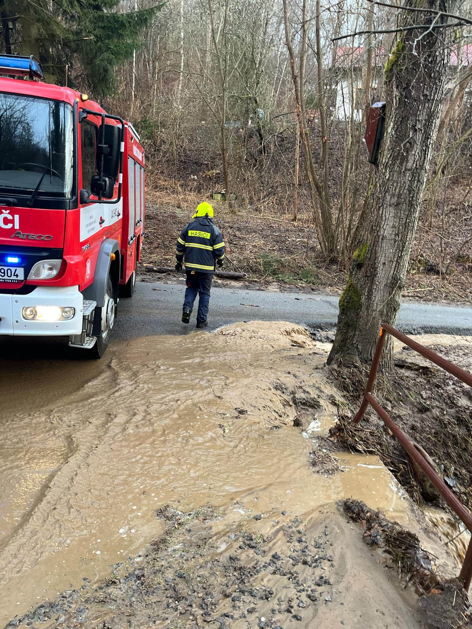 Nedělní lokální záplavy na Svitavsku. Foto: HZS