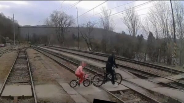 VIDEO: Vteřiny od neštěstí! Muž s dítětem na kole v Zadní Třebani přejížděli koleje, když se blížil vlak!