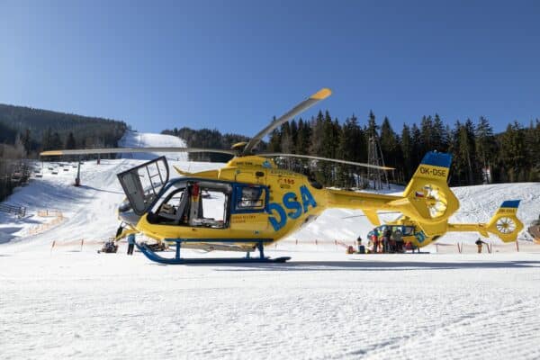 Po ošetření byli oba mladí lyžaři transportováni do nemocnice letecky. Foto: ZZS KHK / Jaromír Chalabala