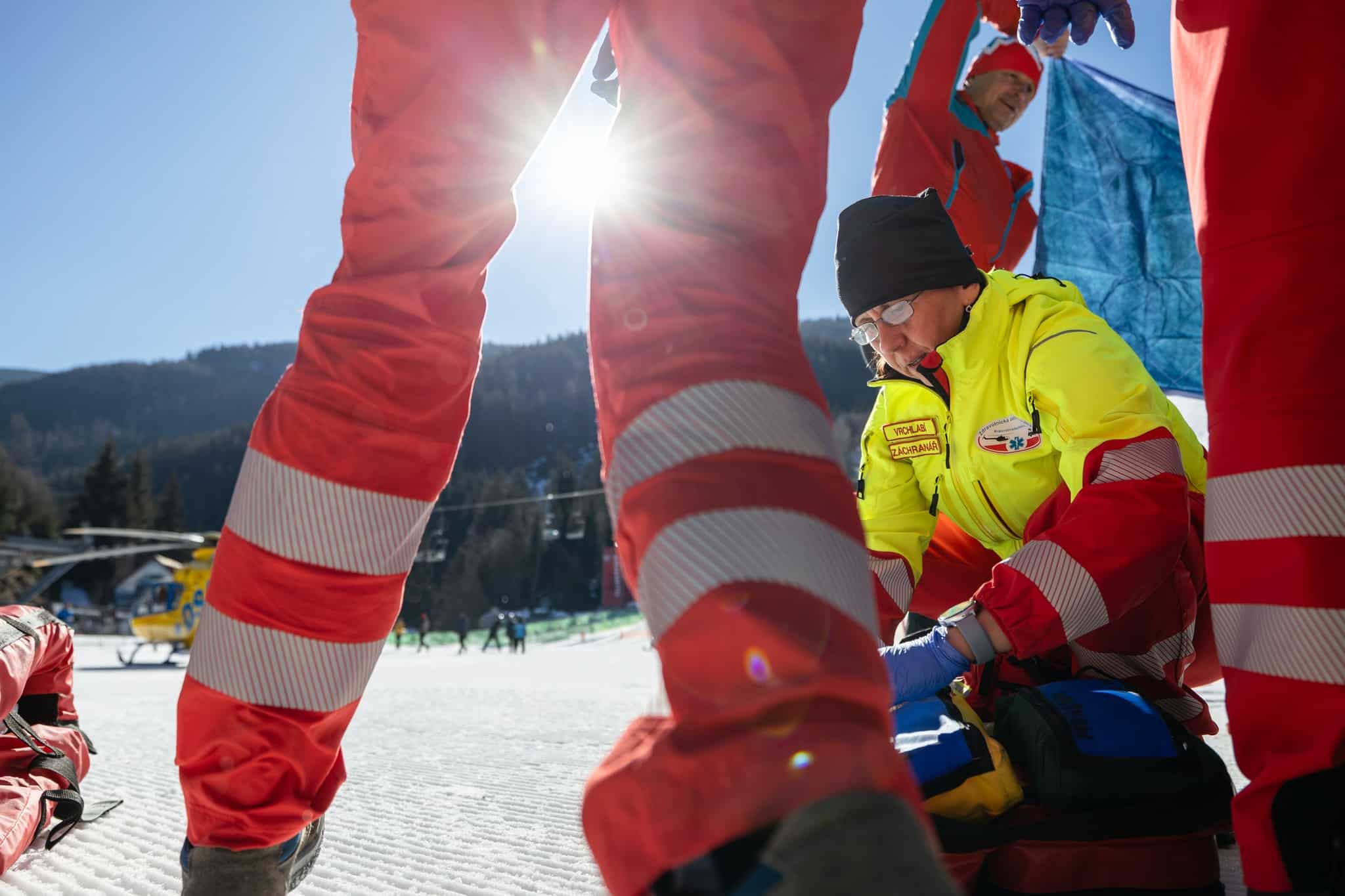 Záchranáři zasahují ve Špindlerově Mlýně. Foto: ZZS KHK / Jaromír Chalabala