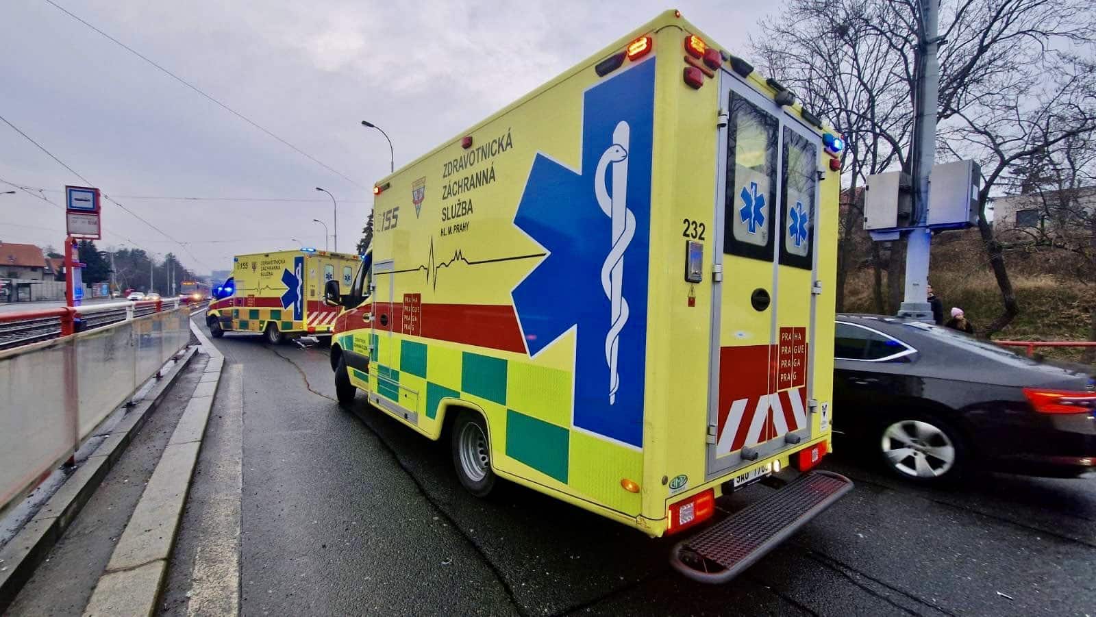 Nehoda na zastávce Hostivařská. Foto: ZZS