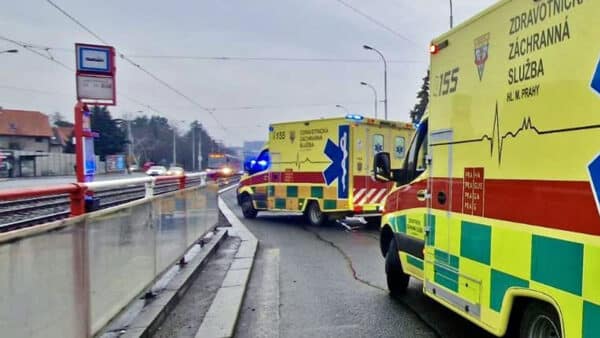Nehoda na zastávce Hostivařská. Foto: ZZS