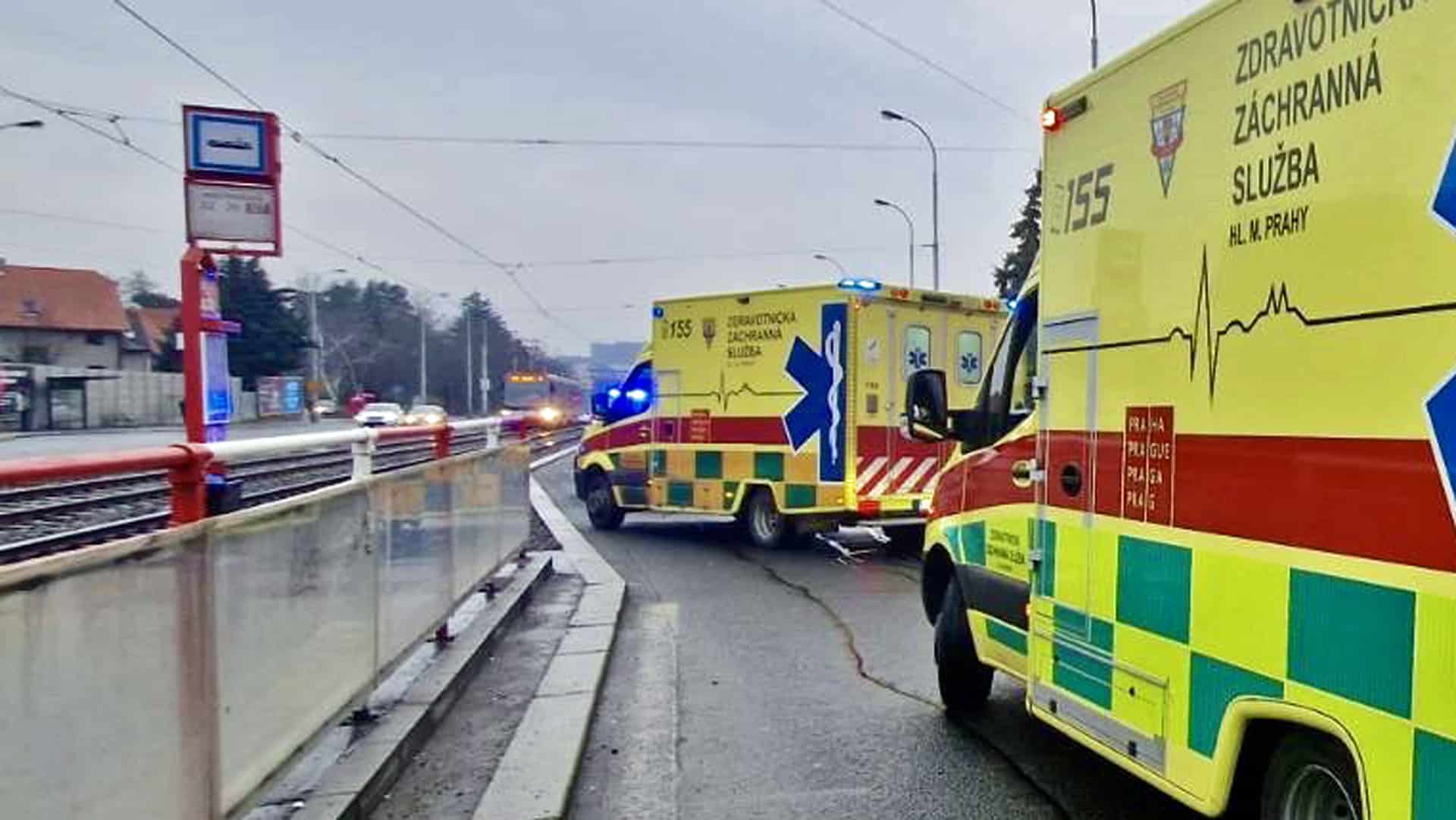 Nehoda na zastávce Hostivařská. Foto: ZZS