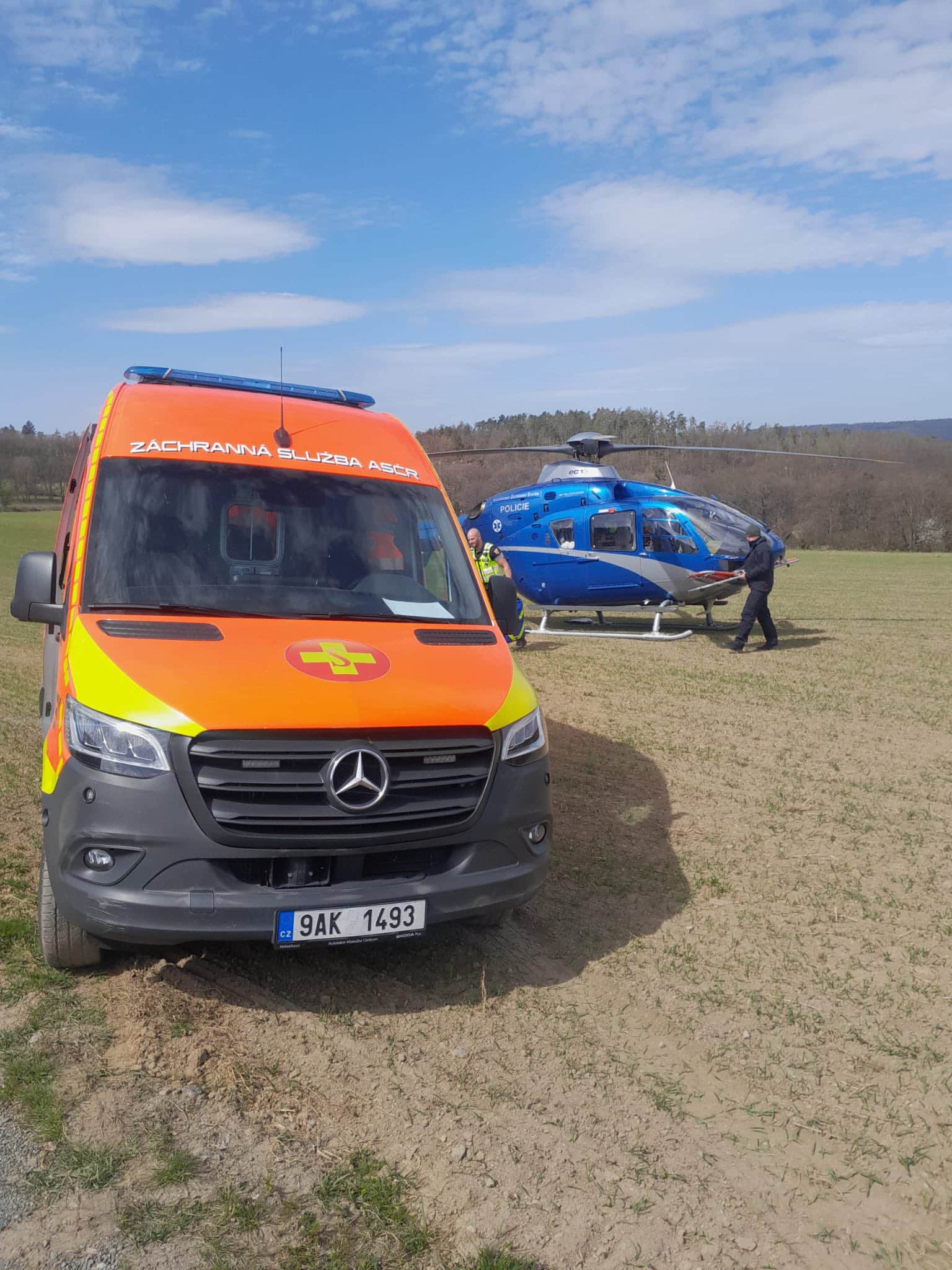Záchranáři a policisté zasahují ustřelného zranění v Jílovišti u Prahy. Foto: ASČR