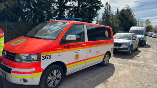 Záchranáři a policisté zasahují ustřelného zranění v Jílovišti u Prahy. Foto: ASČR
