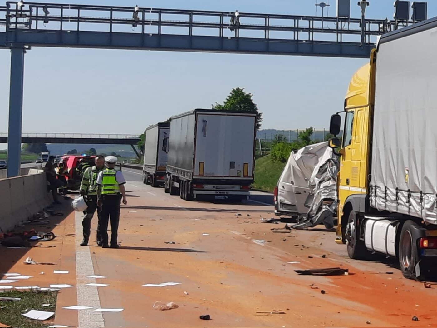 Nehoda dodávky a kamionu na dálnici D2. Foto: PČR