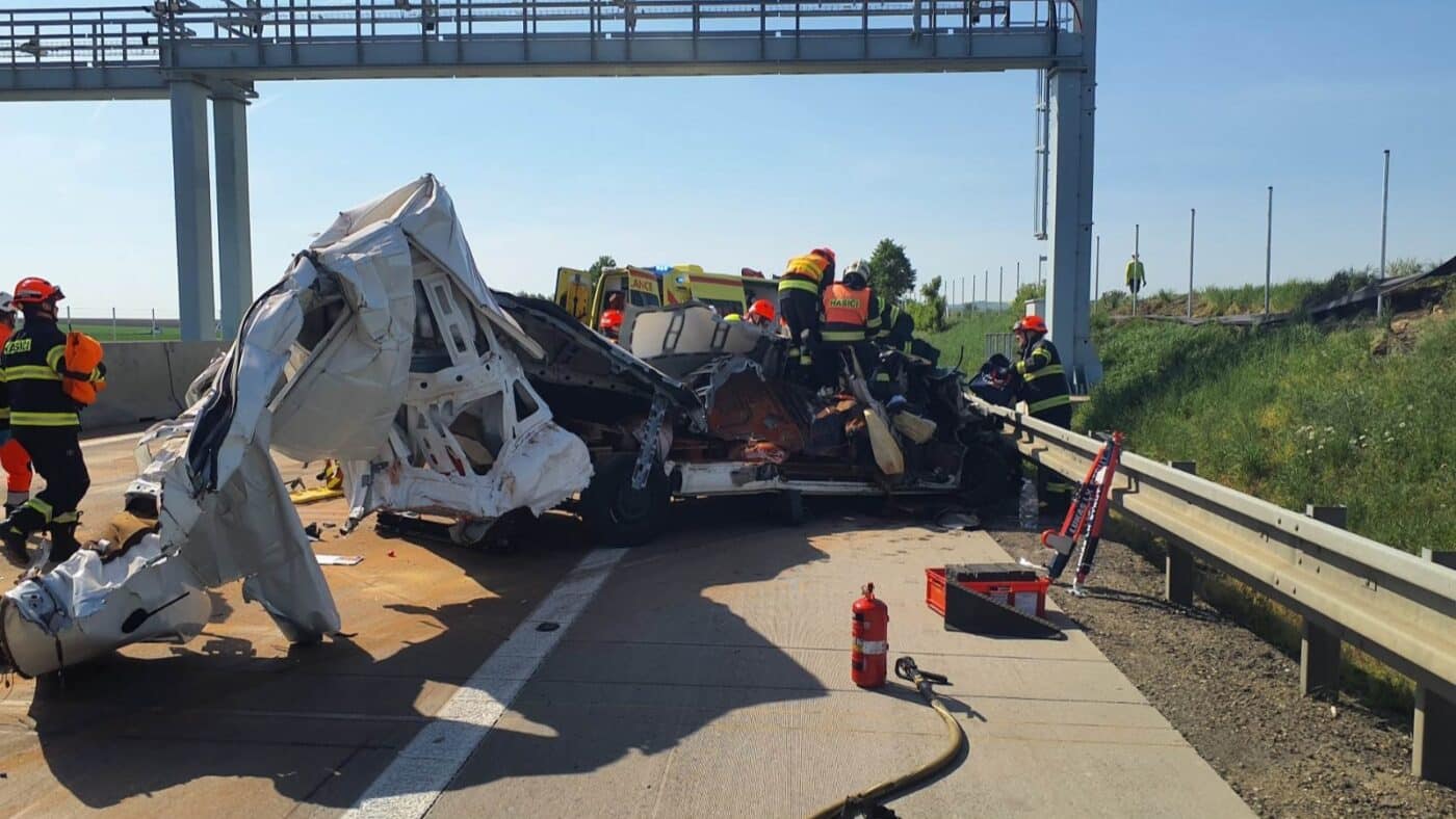 Nehoda dodávky a kamionu na dálnici D2. Foto: PČR