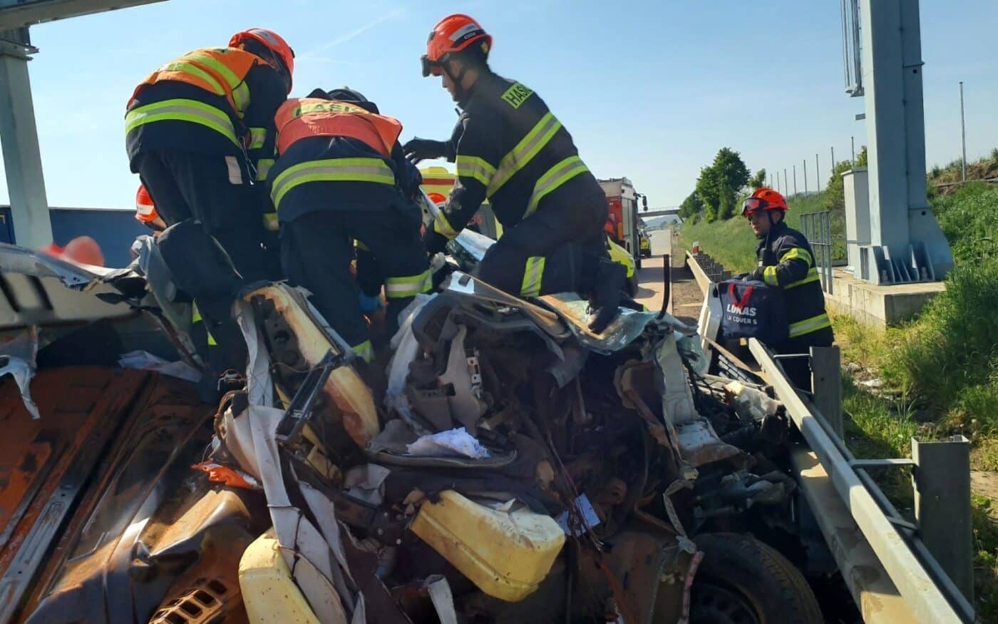 Nehoda dodávky a kamionu na dálnici D2. Foto: PČR