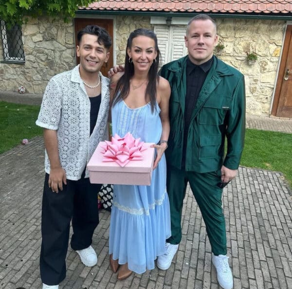 Agátě Hanychové přišel popřát i Jan Bendig s partnerem.