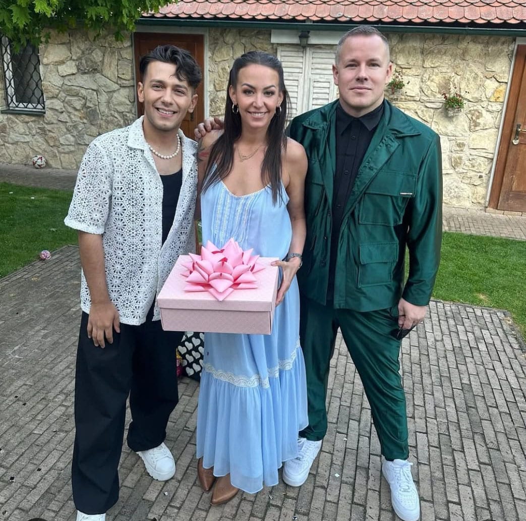 Agátě Hanychové přišel popřát i Jan Bendig s partnerem.