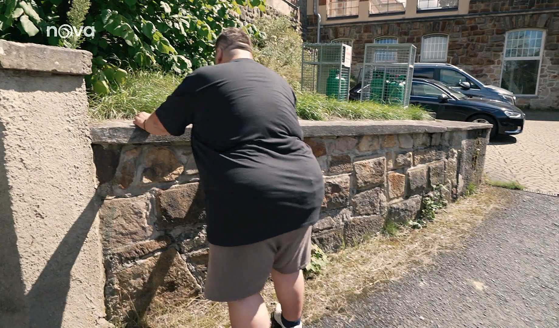 Při první chůzi do kopce si Lukáš uvědomil, jak velký má problém. Zdroj: Nova