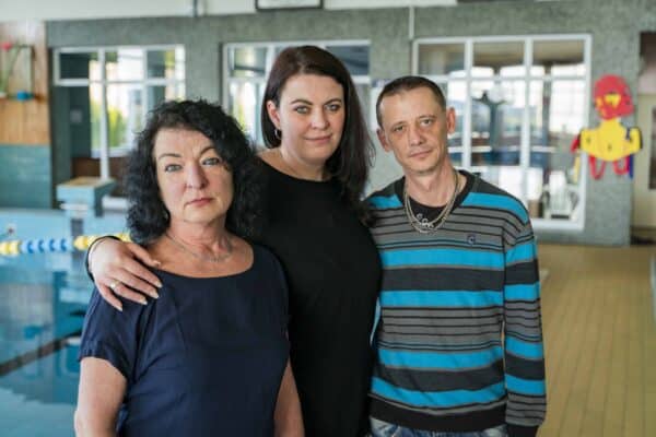 Klára (uprostřed), její maminka a partner Láďa. Foto: Nova