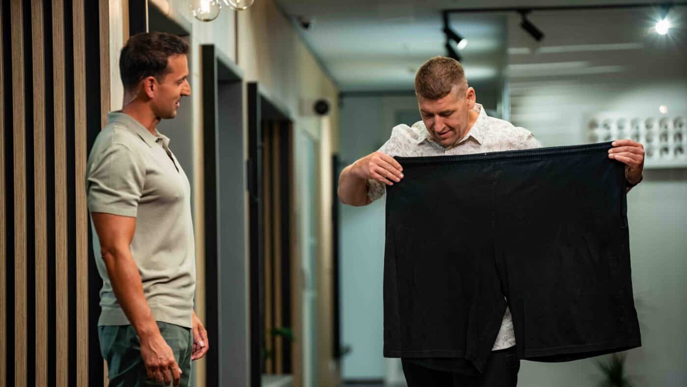 Lukáš Skupin a jeho původní trenky 10XL. Foto: Nova