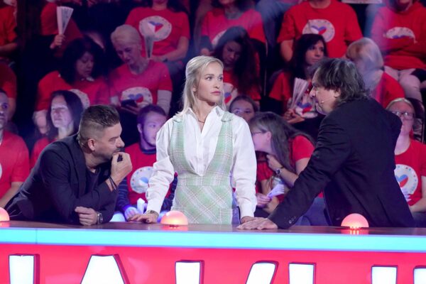 Nejdříve byla Nela oblečená slušně jako podnikatelka či úřednice. Foto: Prima