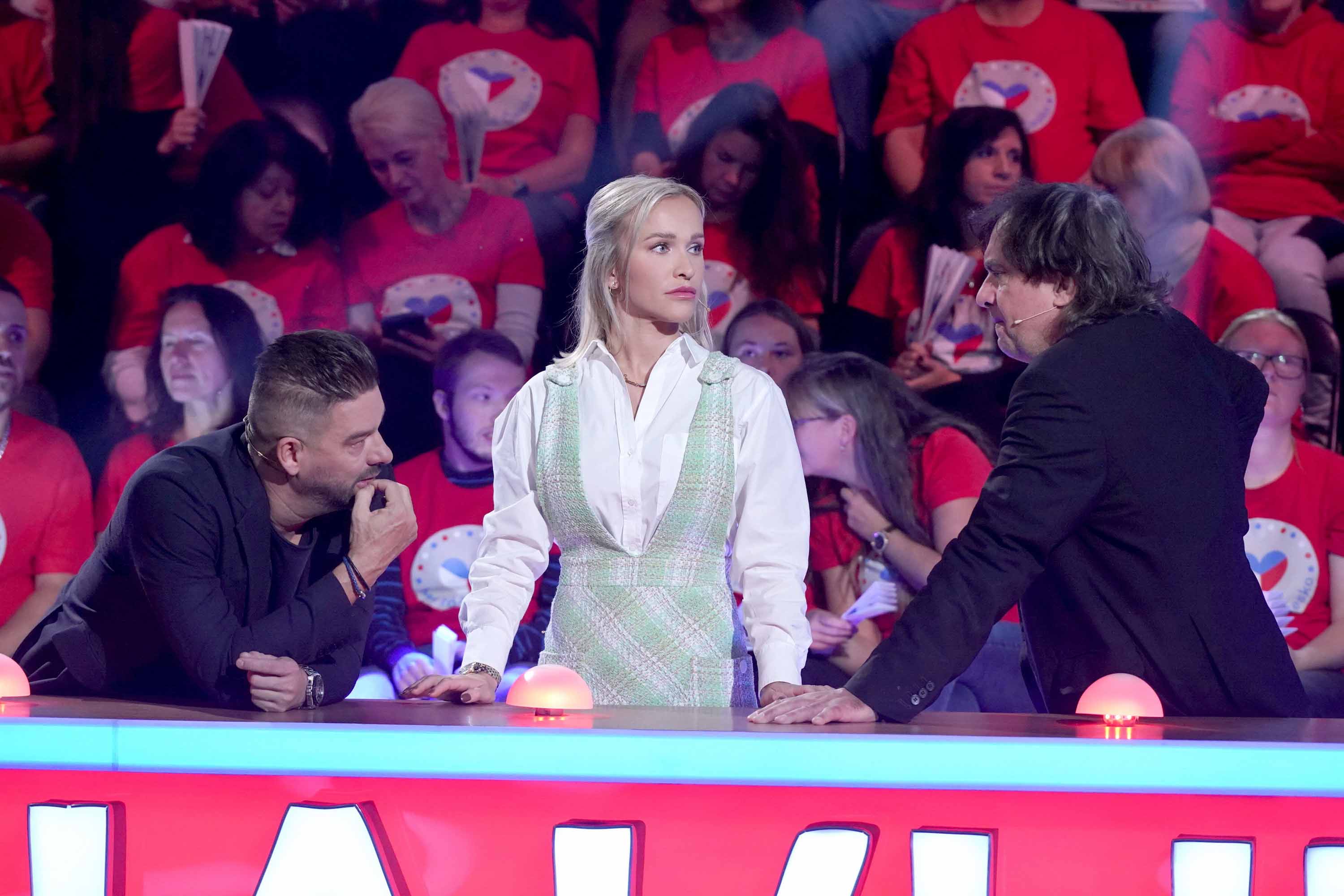 Nejdříve byla Nela oblečená slušně jako podnikatelka či úřednice. Foto: Prima