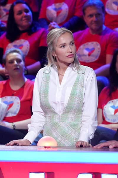 Nejdříve byla Nela oblečená slušně jako podnikatelka či úřednice. Foto: Prima