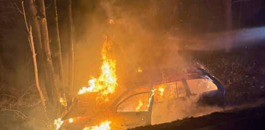 Požár auta po nehodě u Rumburku. Foto: HZS