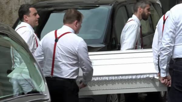 Tělo Aničky Slováčkové přivezli do kostela v bílé rakvi.