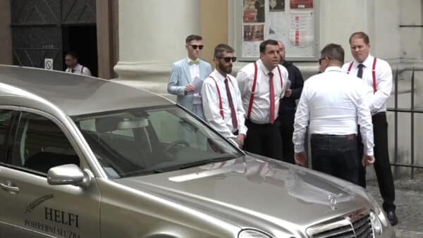 Přístup ke kostelu hlídají pracovníci pohřební služby.