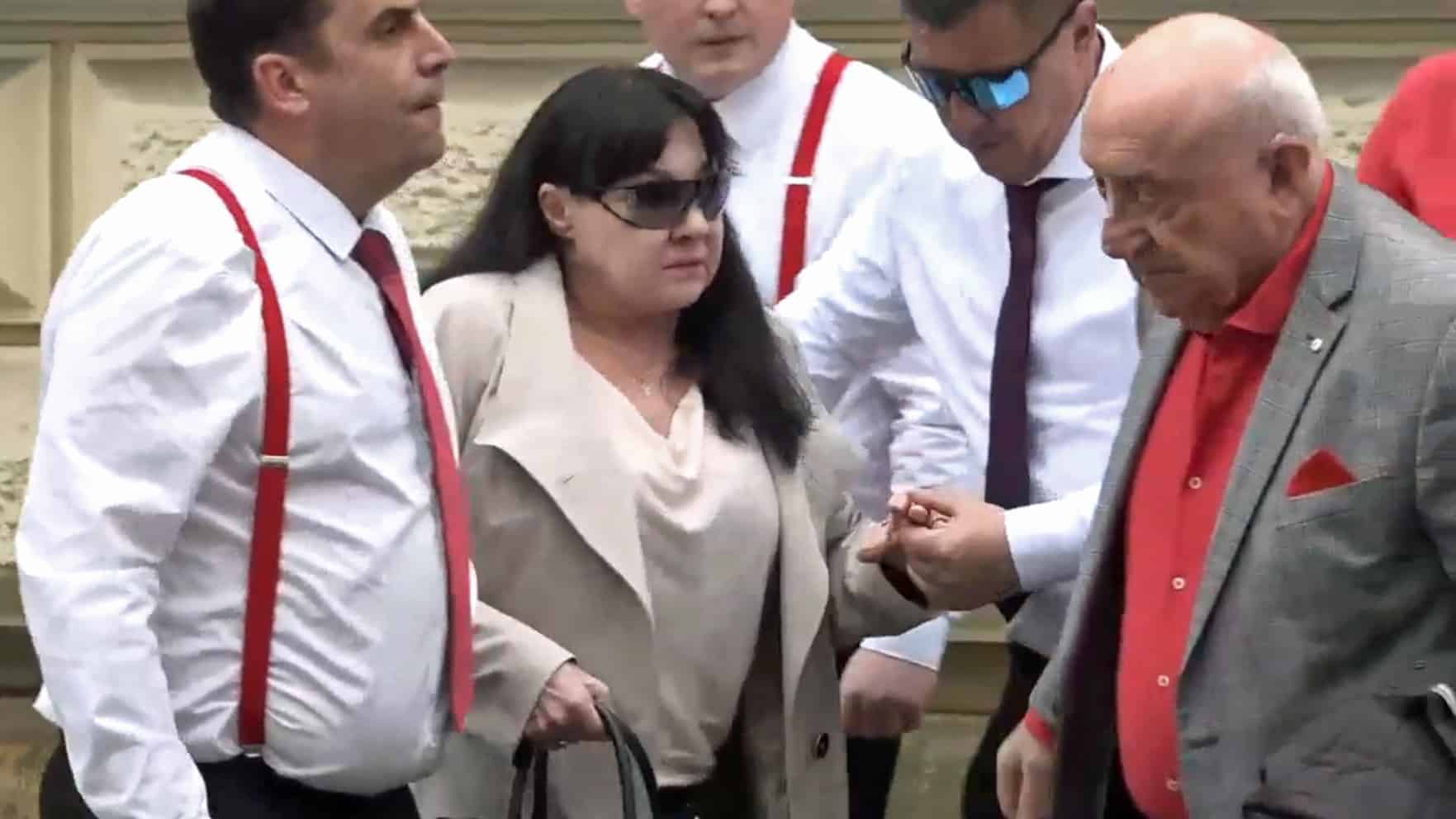 Na pohřeb již dorazili i Felix Slováček a Dagmar Patrasová.