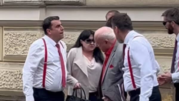 Dagmar Patrasovou museli podpírat.